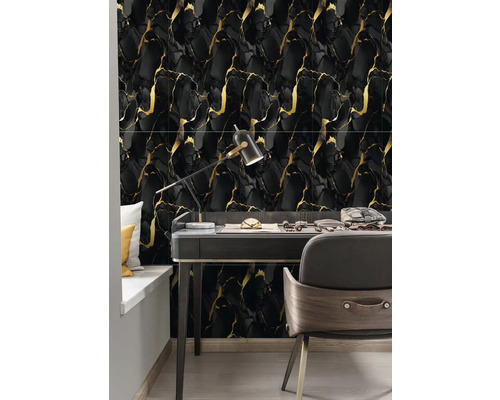 Scéna s čiernymi obkladačkami so vzhľadom mramoru a zlatými akcentmi, kombinovaná s písacím stolom a stoličkou.