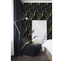 Spálňa s čiernou tapetou a zlatými akcentmi, kreslo a stojacia lampa