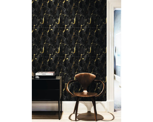 Nástenná dekorácia s dlaždicami vo vzhľade mramoru, tmavý odtieň a zlaté akcenty, kombinovaná so skrinkou a drevenou stoličkou.