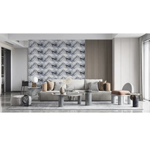 Svetlá obývacia izba s pohovkou, konferenčným stolíkom a dekoratívnym obkladom stien