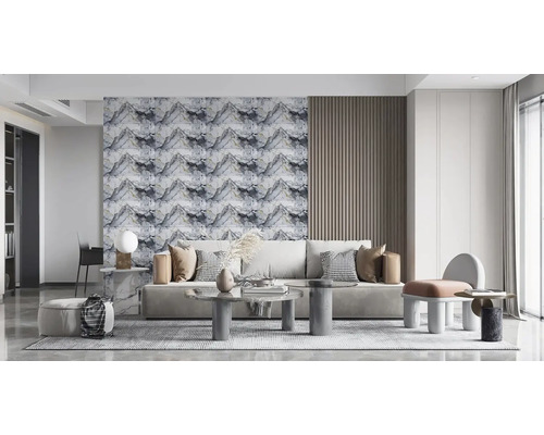 Svetlá obývacia izba s pohovkou, konferenčným stolíkom a dekoratívnym obkladom stien