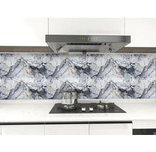 Kuchynská zástena so vzorom mramoru nad varnou doskou