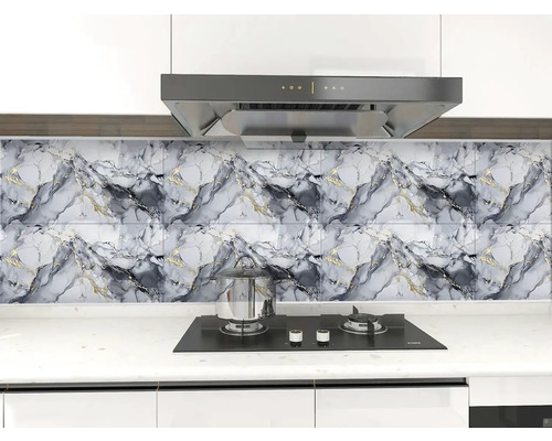 Kuchynská zástena so vzorom mramoru nad varnou doskou