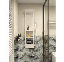 Kúpeľňa s policami a sprchovou hlavicou na stene