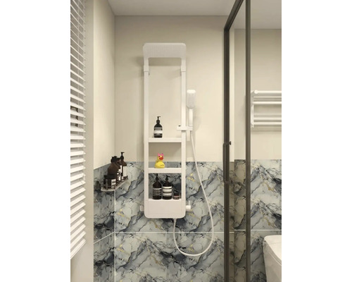 Kúpeľňa s policami a sprchovou hlavicou na stene