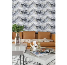 Obývacia izba s obkladmi so vzhľadom mramoru, pohovkou a konferenčným stolíkom