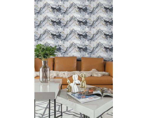 Obývacia izba s obkladmi so vzhľadom mramoru, pohovkou a konferenčným stolíkom