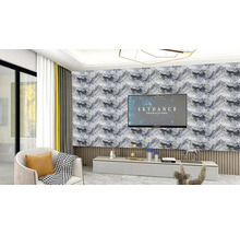 Moderná obývacia izba s mramorovou tapetou, televízorom a bielym nábytkom