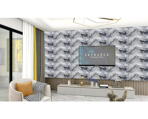 Moderná obývacia izba s mramorovou tapetou, televízorom a bielym nábytkom