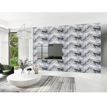 Obývacia izba so vzorovanou stenou, televízorom a dekoráciou