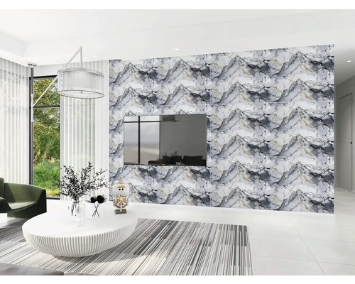 Obývacia izba so vzorovanou stenou, televízorom a dekoráciou