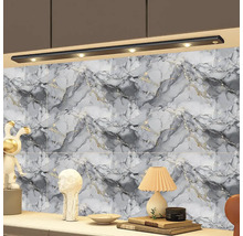 Dekorácia stien s dlaždicami so vzhľadom mramoru a dekoratívnymi prvkami na odkladacej ploche.