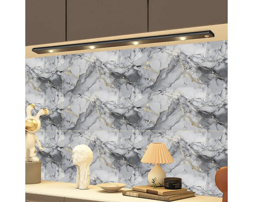 Dekorácia stien s dlaždicami so vzhľadom mramoru a dekoratívnymi prvkami na odkladacej ploche.