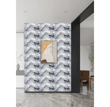 Obývacia izba s nástennými panelmi v mramorovom dizajne a moderným obrazom