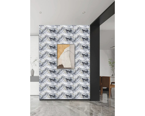 Obývacia izba s nástennými panelmi v mramorovom dizajne a moderným obrazom