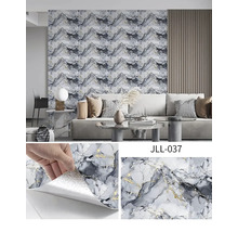 Obývacia izba s nástennými panelmi so vzhľadom mramoru a samolepiacou zadnou stranou.