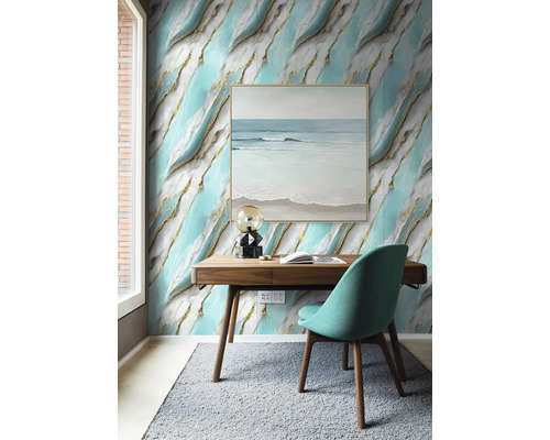 Pracovňa so stolom, stoličkou, kobercom a nástennými panelmi s mramorovým vzhľadom