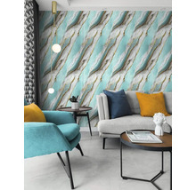 Obývacia izba s kreslom, pohovkou a stenovými panelmi s mramorovým vzhľadom