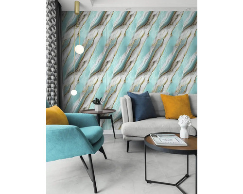 Obývacia izba s kreslom, pohovkou a stenovými panelmi s mramorovým vzhľadom