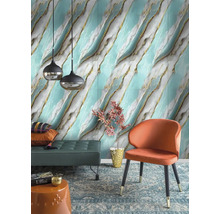 Obývacia izba s nástennou tapetou so vzhľadom mramoru, lavicou, stoličkou a kobercom