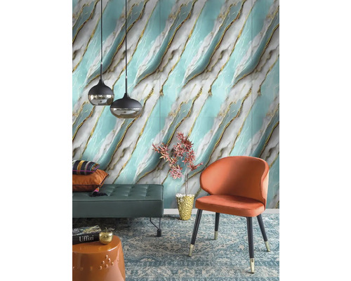 Obývacia izba s nástennou tapetou so vzhľadom mramoru, lavicou, stoličkou a kobercom