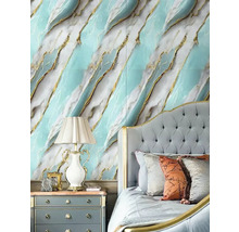 Spálňa s mramorovou tapetou, nočným stolíkom a posteľou