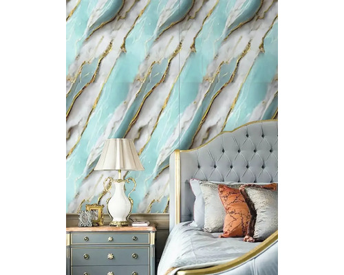 Spálňa s mramorovou tapetou, nočným stolíkom a posteľou