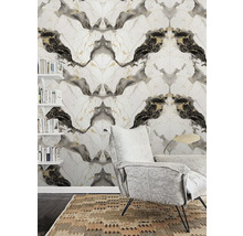 Obývacia izba so vzorovanou tapetou, kreslom a knižnicou