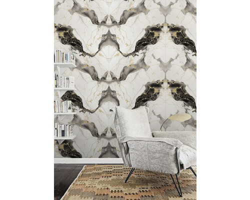 Obývacia izba so vzorovanou tapetou, kreslom a knižnicou