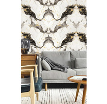 Obývacia izba so vzorovanou stenovou dlaždicou, pohovkou, stolom a stoličkou.