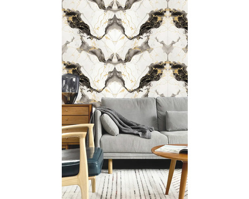 Obývacia izba so vzorovanou stenovou dlaždicou, pohovkou, stolom a stoličkou.