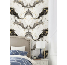 Spálňa s mramorovou tapetou v čiernej a zlatej farbe