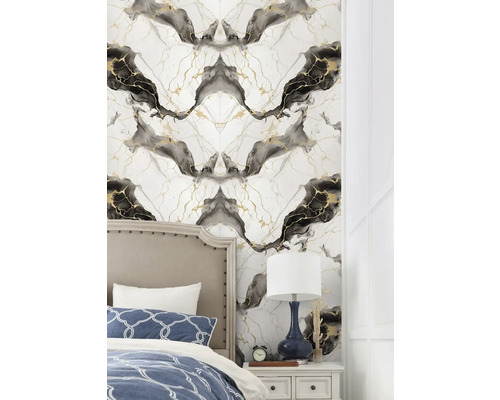 Spálňa s mramorovou tapetou v čiernej a zlatej farbe