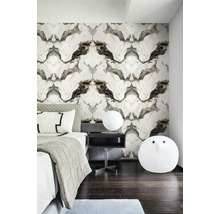 Spálňa so vzorovanou tapetou, posteľou a nočným stolíkom