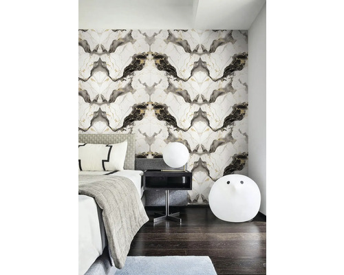 Spálňa so vzorovanou tapetou, posteľou a nočným stolíkom