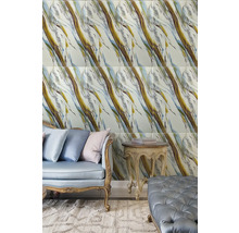 Obývacia izba s obkladom stien v mramorovom dizajne, pohovka, odkladací stolík a koberec