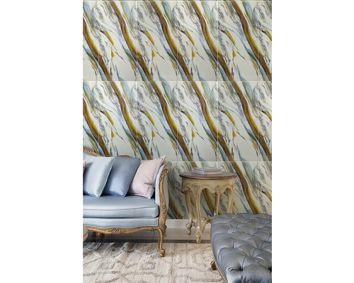 Obývacia izba s obkladom stien v mramorovom dizajne, pohovka, odkladací stolík a koberec