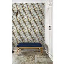 Nástenná dekorácia s obkladmi so vzhľadom mramoru, lavica s modrým čalúnením a biela skriňa