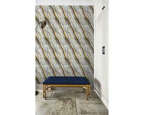 Nástenná dekorácia s obkladmi so vzhľadom mramoru, lavica s modrým čalúnením a biela skriňa