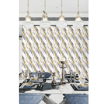 Dekoratívna jedáleň so vzorovanou tapetou, jedálenským stolom a závesnými svietidlami