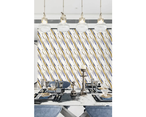 Dekoratívna jedáleň so vzorovanou tapetou, jedálenským stolom a závesnými svietidlami