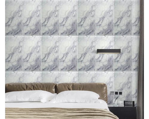 Spálňa s obkladom stien v mramorovom vzhľade, posteľou a nočným stolíkom