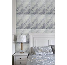 Spálňa s mramorovými obkladačkami, nočným stolíkom a lampou