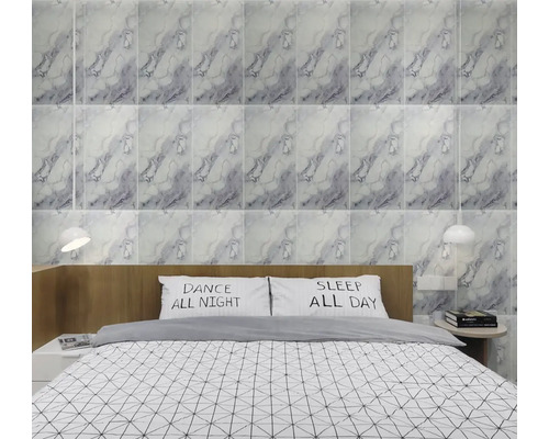 Spálňa s obkladovými dlaždicami vzhľadu mramoru za posteľou