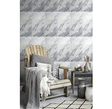 Dizajn kúpeľne s mramorovými obkladmi, drevenou stoličkou a dekoráciami pre relaxačnú atmosféru