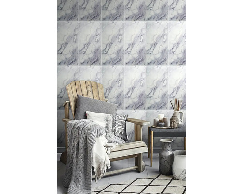 Dizajn kúpeľne s mramorovými obkladmi, drevenou stoličkou a dekoráciami pre relaxačnú atmosféru