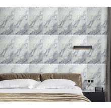 Spálňa s obkladom stien s mramorovým vzhľadom nad posteľou