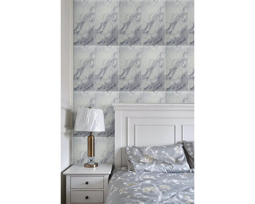 Spálňa s obkladom stien so vzhľadom mramoru, nočným stolíkom a posteľou