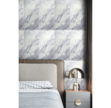 Nástenné panely so vzhľadom mramoru za posteľou a nočným stolíkom