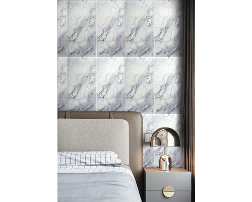 Nástenné panely so vzhľadom mramoru za posteľou a nočným stolíkom